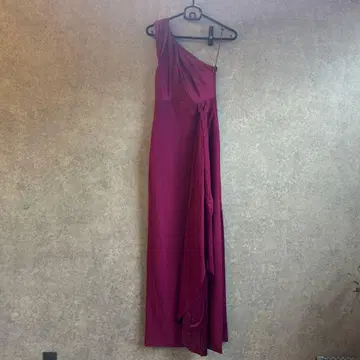 와인 레드 원 숄더 롱 드레스 솔레 스 런던