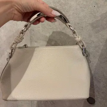 LE VERNIS 화이트 가죽 숄더백