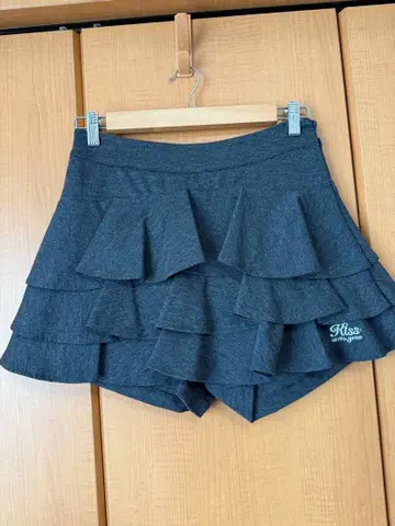 키스 온 더 그린 프릴 다크 그레이 숏팬츠