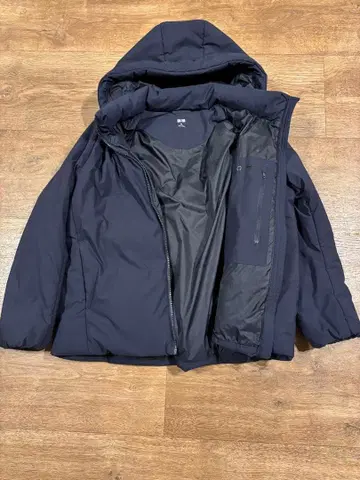 네이비 후드 부착 다운 자켓