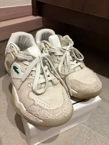 LACOSTE 화이트 스니커즈