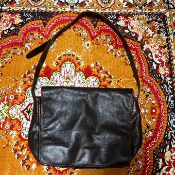 다크 브라운 가죽 숄더백