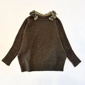 비어즐리 BEARDSLEY 니트 긴팔 플라워 장식 카키