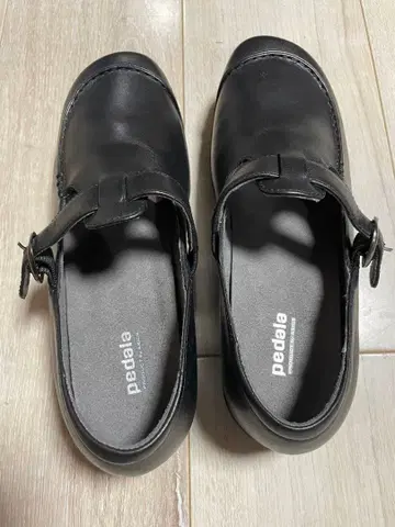 페달라 블랙 가죽 스트랩 슈즈