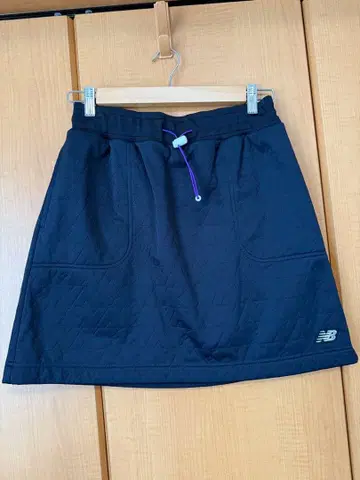 New Balance 네이비 퀼팅 스커트