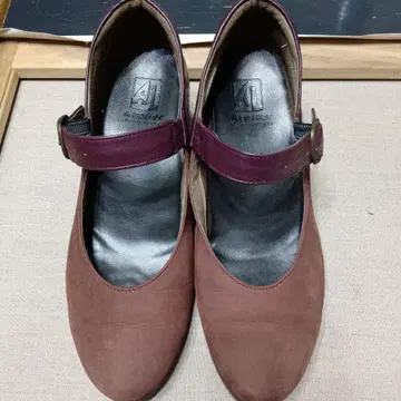 모드 에 자코모, 크림슨, 스트랩 포함 펌프스