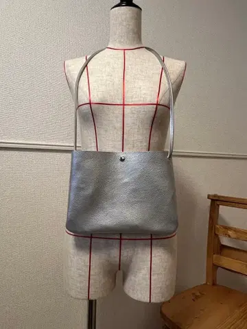 실버 가죽 숄더백