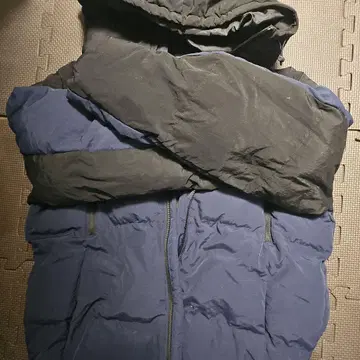 GU 후드 부착 다운 자켓 블랙과 파랑