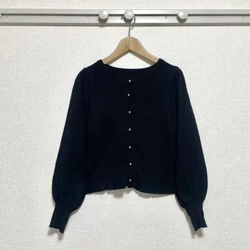 [새상품급] GRL(그레일) 골드 버튼 니트 가디건 숏 기장 소매 볼륨