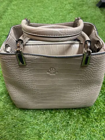 D.KELLY 베이지 크로커다일 패턴 핸드백