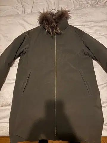 퍼 달린 다크 그린 다운 자켓