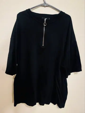 HARE 블랙 지퍼 달린 T셔츠 S