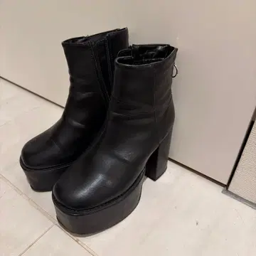 블랙 플랫폼 부츠