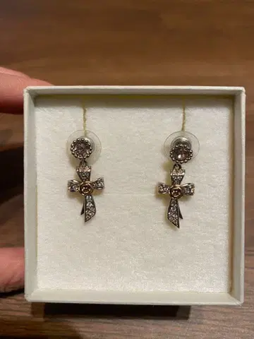 SWAROVSKI 크로스 귀걸이 실버 x 크리스탈 R&J Bow 귀걸이