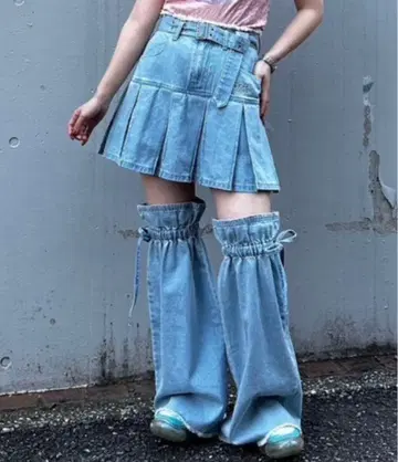 PLEATED MINI SKIRT & LEG WARMERS