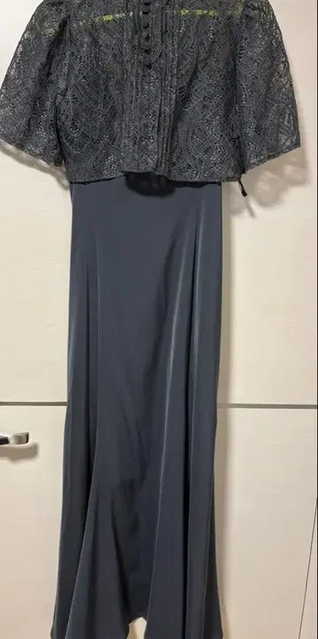 그레이 레이스 상의 포함 롱 드레스