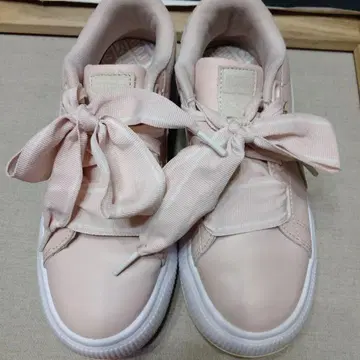 푸마, 넓은 리본 끈 핑크 스니커즈