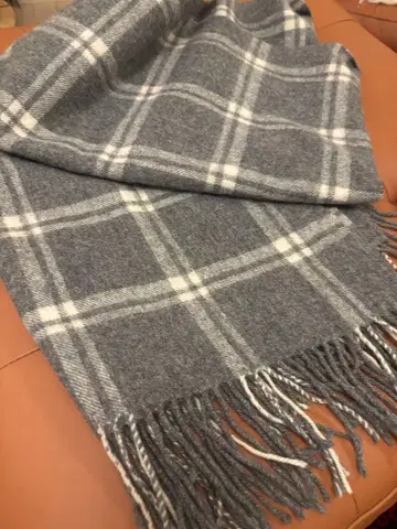 그레이와 화이트 체크 스톨