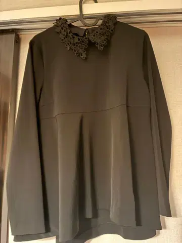 레이스 카라 부착 블랙 긴팔 상의