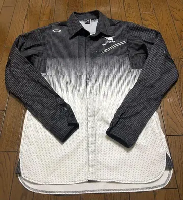 새상품급 OAKLEY 긴팔 셔츠 M 사이즈 그라데이션