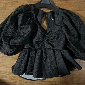 새상품 ROSY LUCE 블랙 페플럼 상의