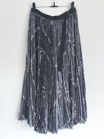 Sacai 플리츠 랩 스커트