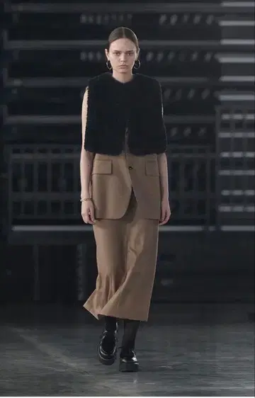 FAUX SHEARLING CROPPED VEST