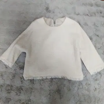 화이트 프린지 긴팔 상의