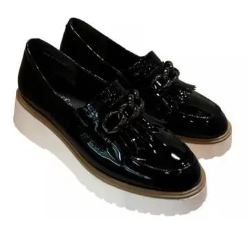 에나멜 블랙 로퍼