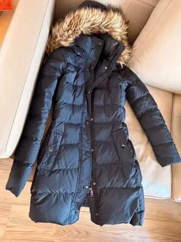 블랙 후드 부착 다운 자켓