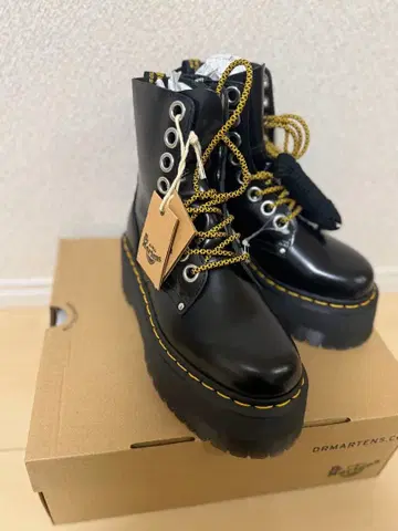 미사용 새상품 Dr. Martens 블랙 통굽 부츠 닥터마틴 23cm
