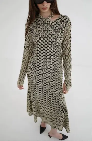 3D 플라워 레이스 슬래시 넥 원피스 클레인