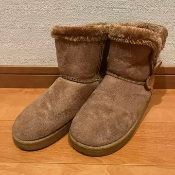 브라운 어그 부츠 버튼 포함