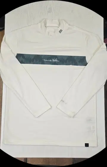 트래비스 매튜, 긴팔 하이넥 셔츠 화이트