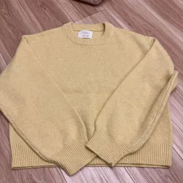 ZARA 옅은 옐로우 컬러 크루넥 스웨터