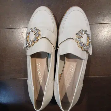 DIANA 비쥬 장식 화이트 로퍼