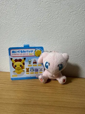 뮤우 인형 배지 in 몬스터볼 케이스