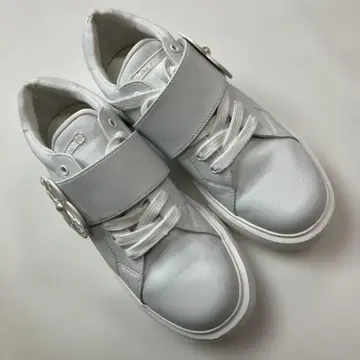 잉게보그 화이트 까멜리아 자수 모티브 스니커즈 / 2025년 가을