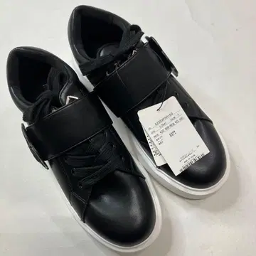 잉게보그 블랙 까멜리아 자수 모티브 스니커즈 / 2025 가을