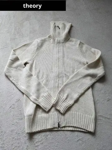 Theory 아이보리 지퍼 하이넥 니트