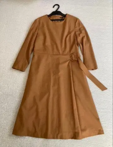 23구 새상품급 울 소재 무릎 아래 기장 원피스 36