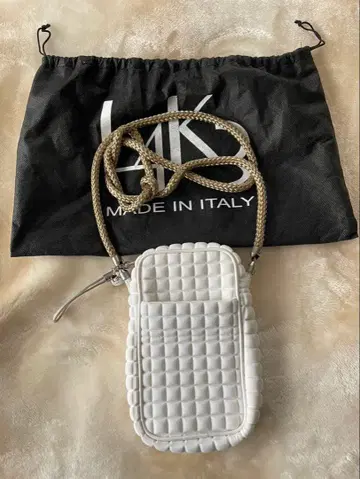 L4K3 화이트 퀼팅 숄더백