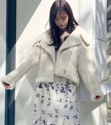 새상품급 아이보리 MERCURYDUO 페이크 무스탕 봄버 자켓 화이트