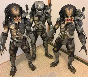 네카 1/4 프레데터 피규어 3체 세트
