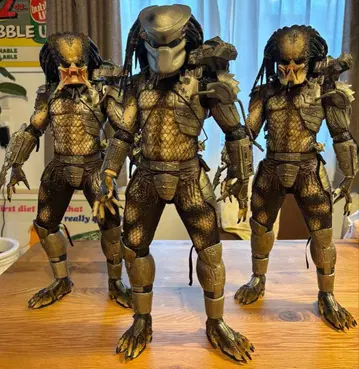 네카 1/4 프레데터 피규어 3체 세트