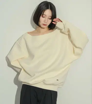 NEUNA 누나 원숄더컷 맨투맨 아이보리