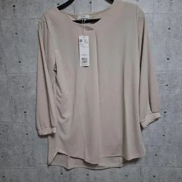 a.7.7 새상품 셔츠 하트넥 베이지 소매 7분 봄