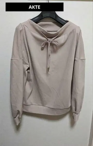 AKTE 후드 부착 베이지 후드티