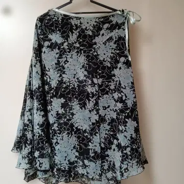 썬로즈의 블랙과 스카이블루 꽃무늬 플레어 롱 스커트