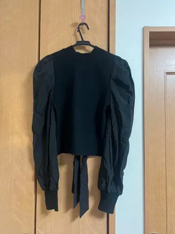 블랙 퍼프 슬리브 크롭 상의